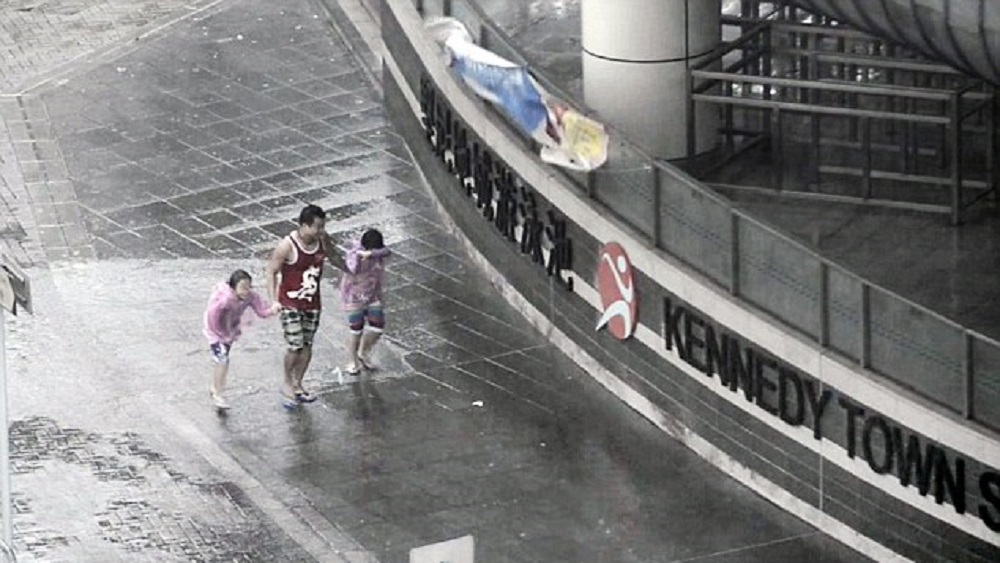 #Video Padre arriesga a sus hijos para tomarles fotos en tifón Mangkhut - padre-arriesga-a-sus-hijos-para-tomarles-fotos-en-el-tifon-mangkut