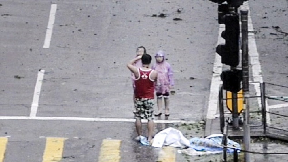 #Video Padre arriesga a sus hijos para tomarles fotos en tifón Mangkhut