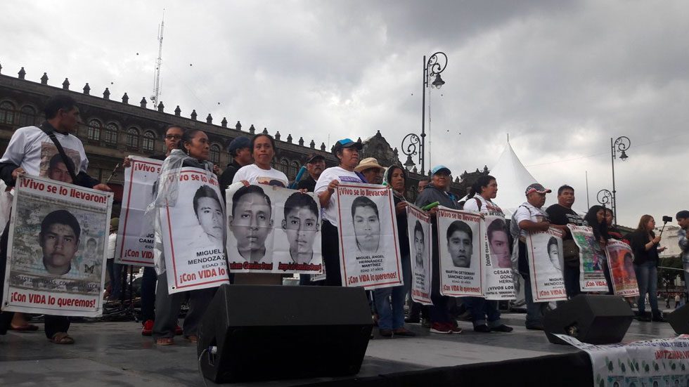 Padres de los normalistas desaparecidos realizaron mitin en el Zócalo