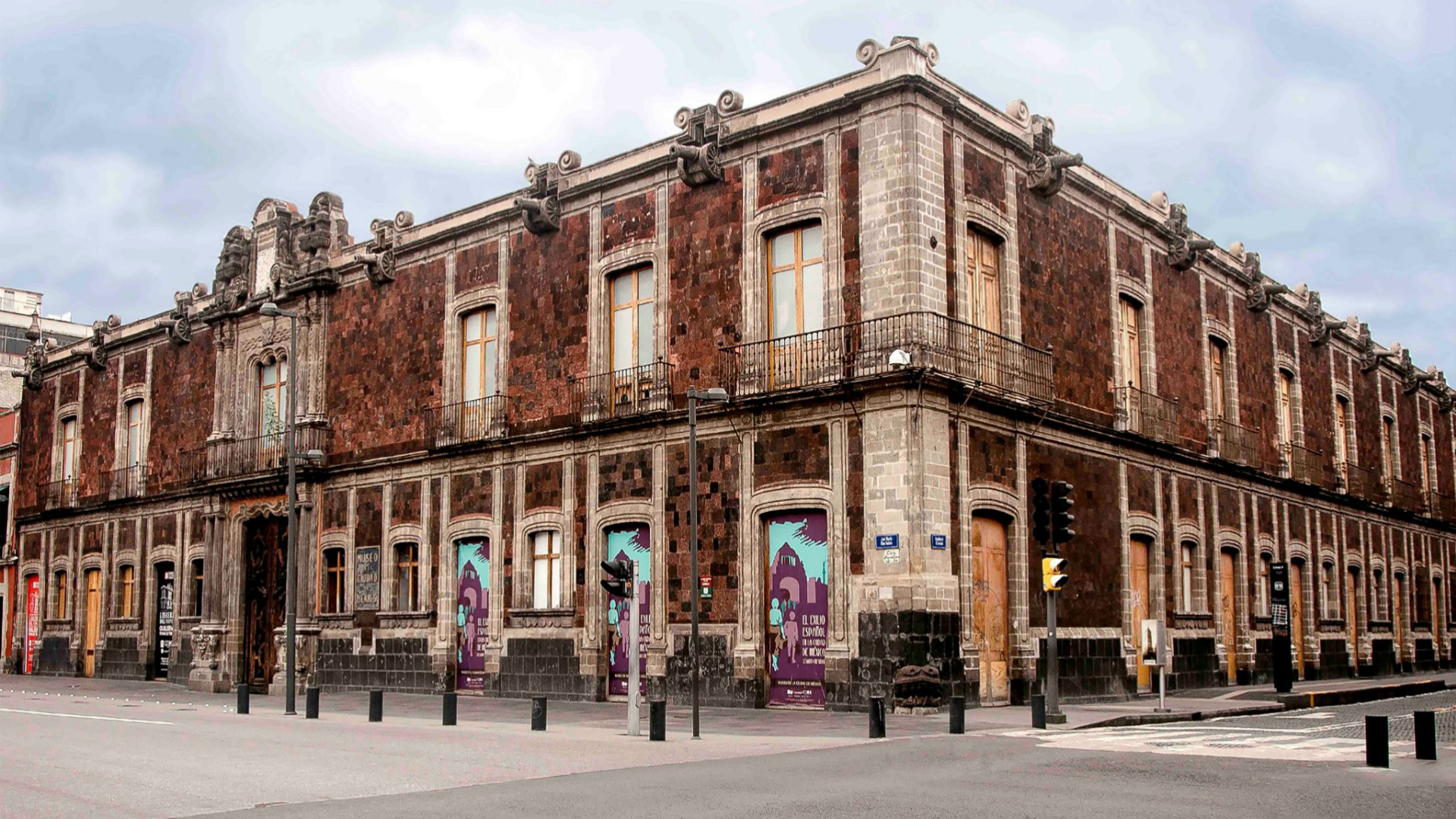 Condes, fiestas taurinas y dragones: El Palacio de los Condes de Santiago de Calimaya