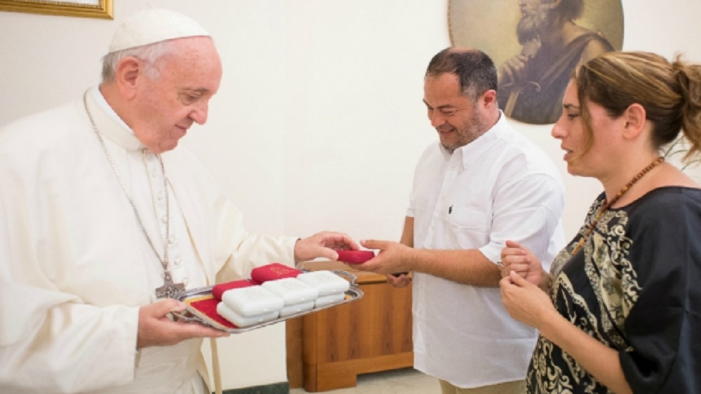 Papa Francisco sorprende a cuatro niñas casando a sus padres