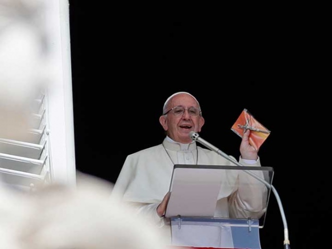 El papa Francisco regala miles de crucifijos en la plaza de San Pedro - papa-francisco-crucifijos