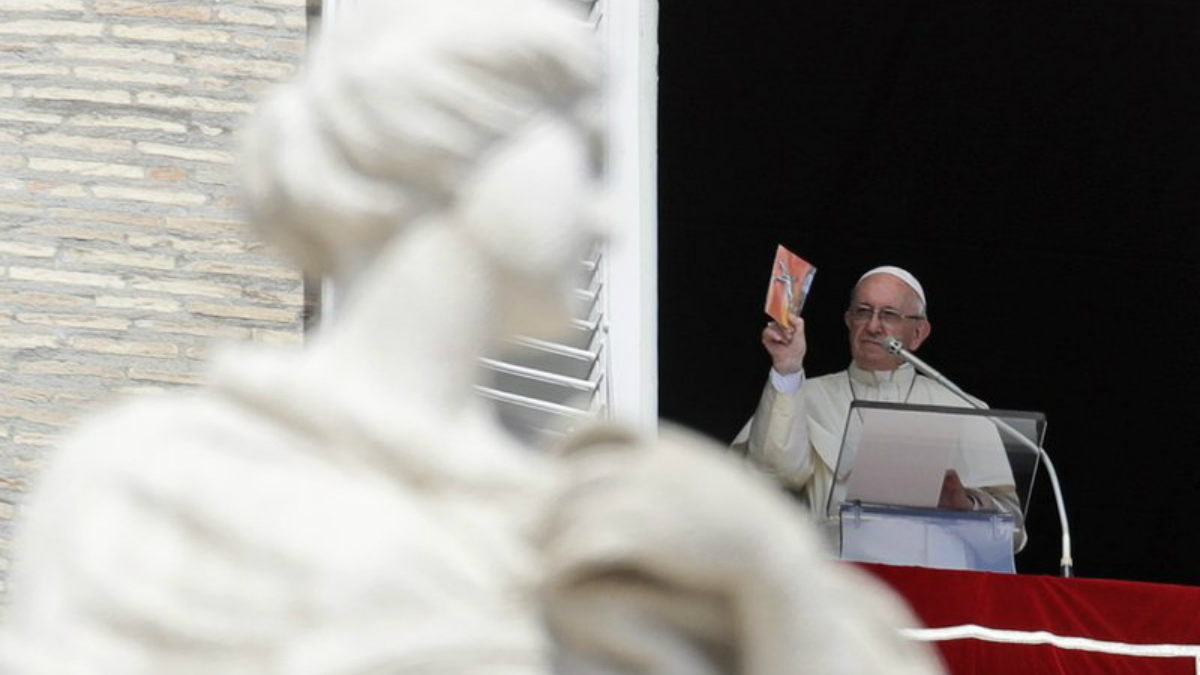 El papa Francisco regala miles de crucifijos en la plaza de San Pedro