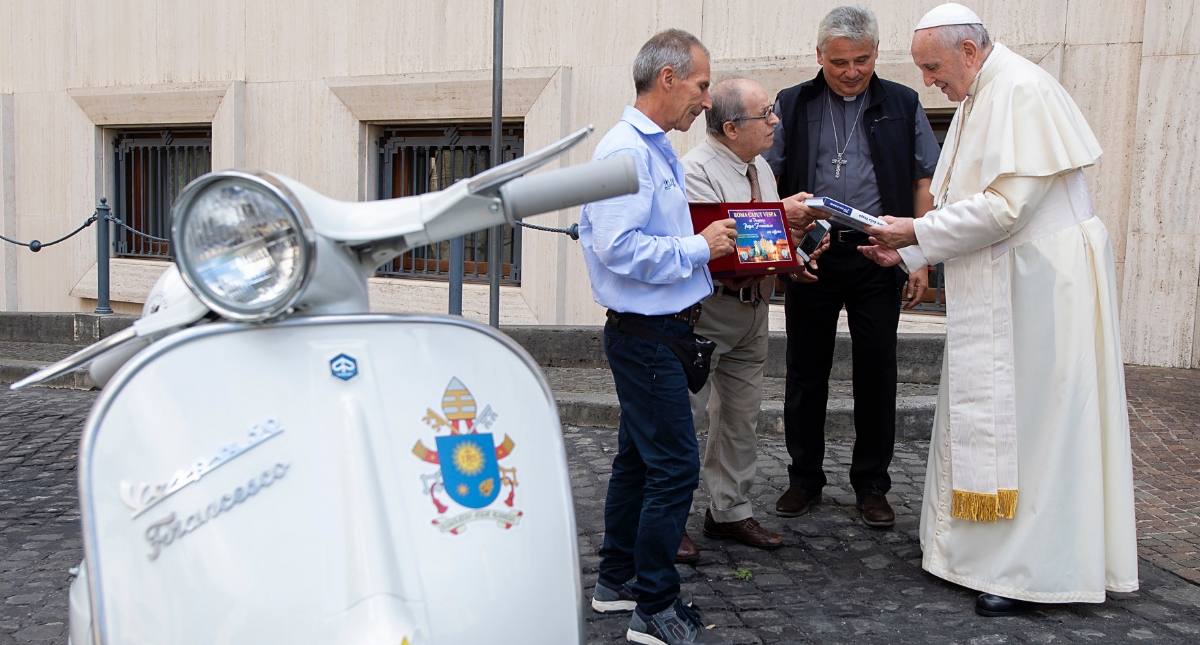 Regalan al papa Francisco una Vespa personalizada
