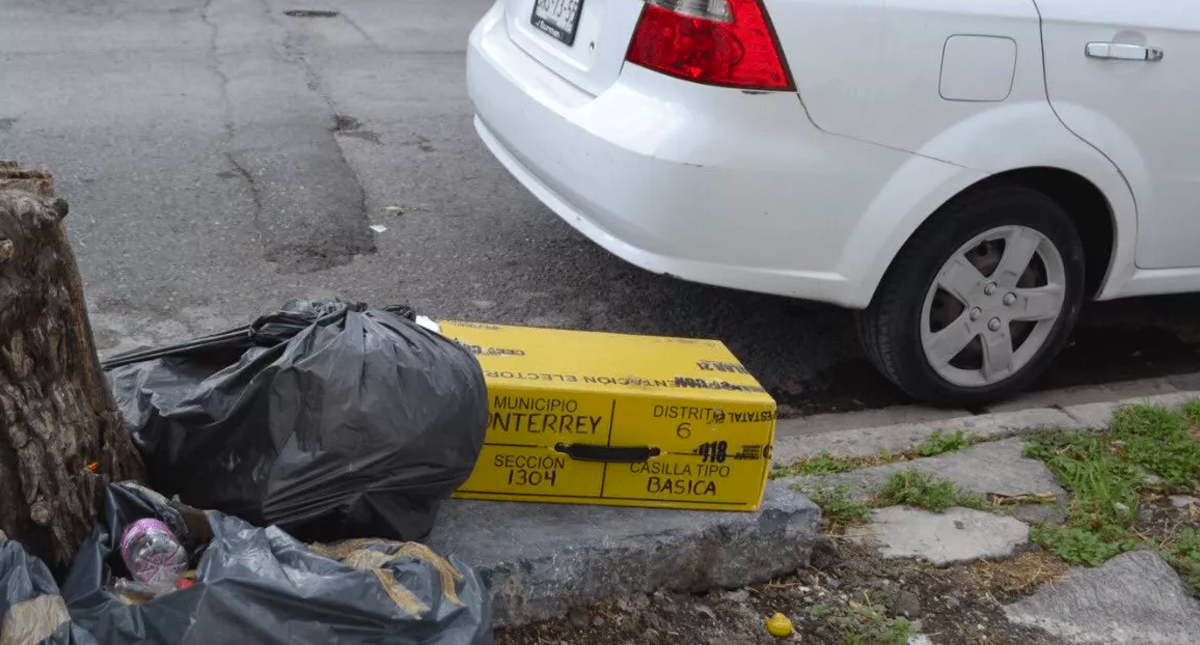 Encuentran paquete electoral en calle de Monterrey