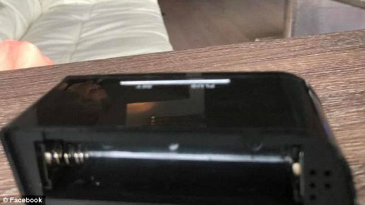 Pareja descubre cámara espiándolos en departamento de Airbnb