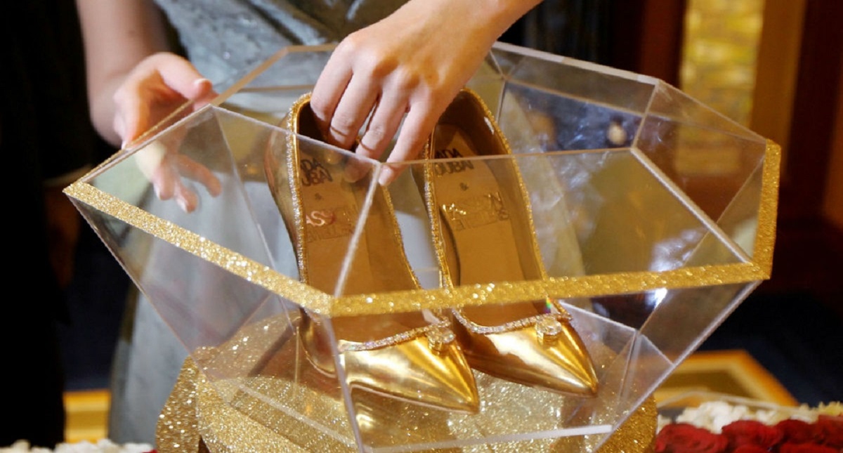 Venden zapatillas de oro con diamantes en 17 mdd