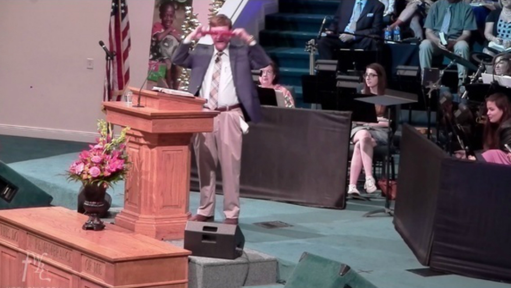 #Video Pastor de iglesia en Alabama corta artículos Nike durante sermón