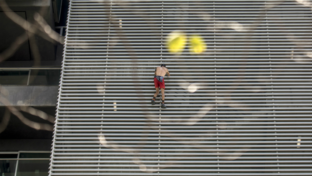 Detienen a 'Spider-Man ruso' por escalar edificio en Colombia - pavel-gogulan-colombia-hombre-arana-2