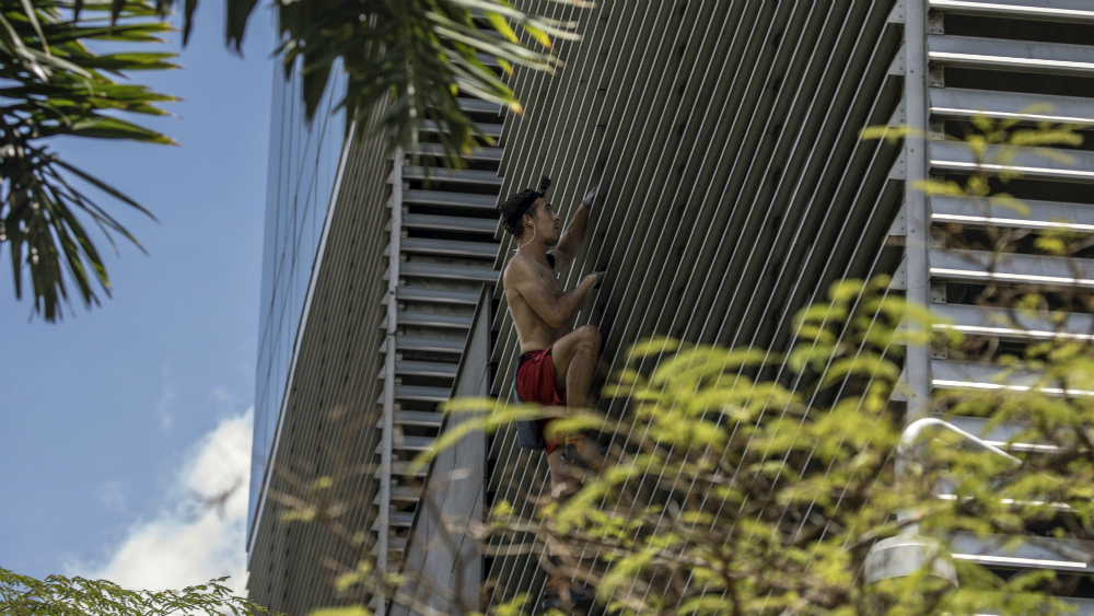 Detienen a ‘Spider-Man ruso’ por escalar edificio en Colombia