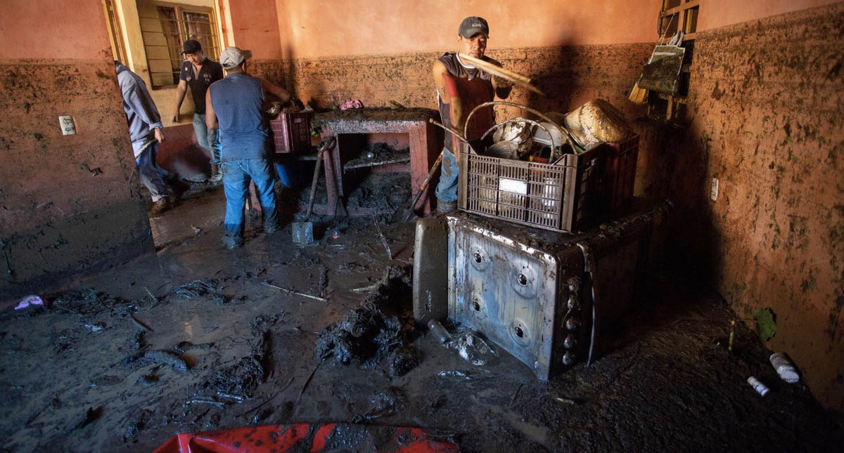 Suman ocho muertos por desbordamiento en Peribán