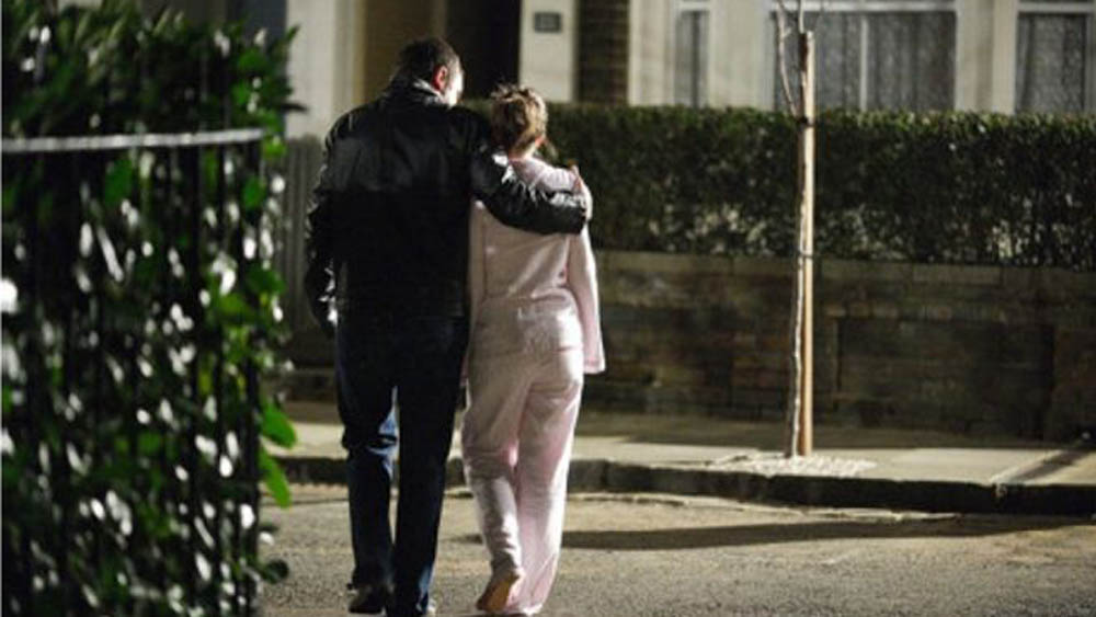 Lo que no sabías del sonambulismo - persona-acompanando-de-regreso-a-su-cama-a-persona-sonambula