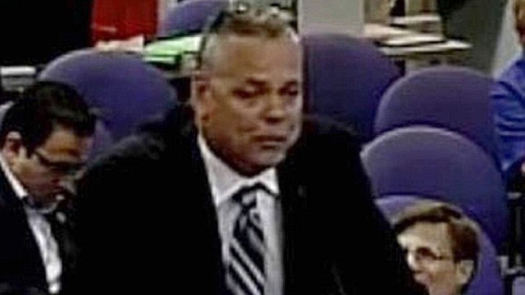 #Video Culpan a oficial escolar de no evitar masacre de Parkland - peterson