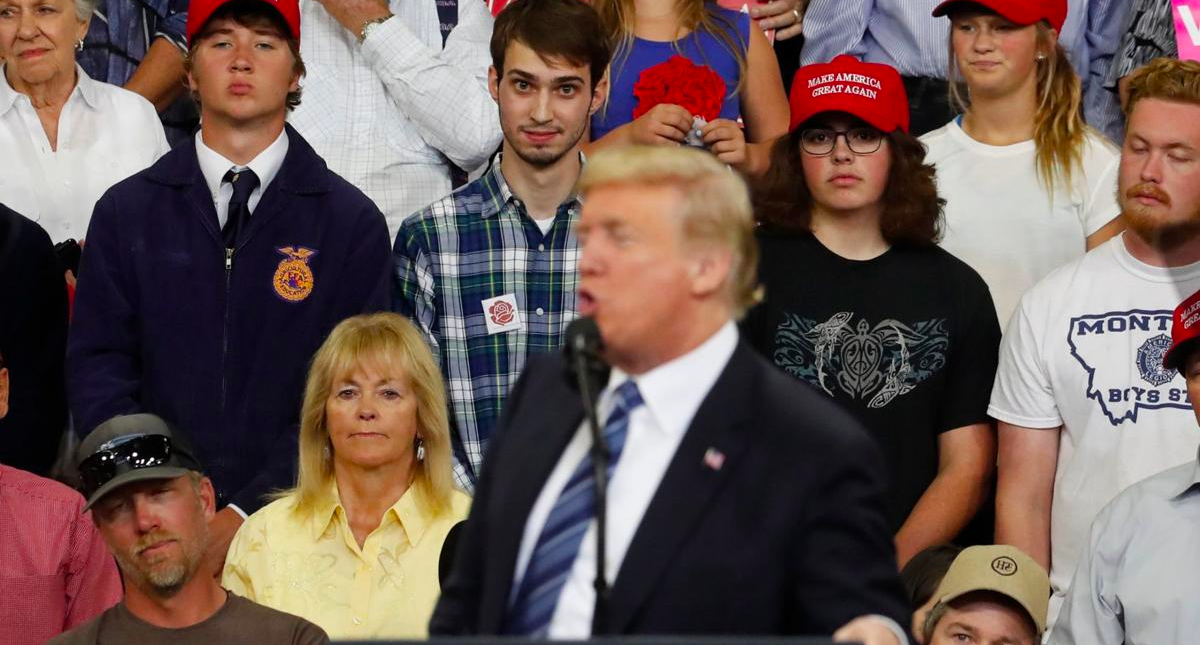 #Video Joven se vuelve viral por hacer gestos en discurso de Trump
