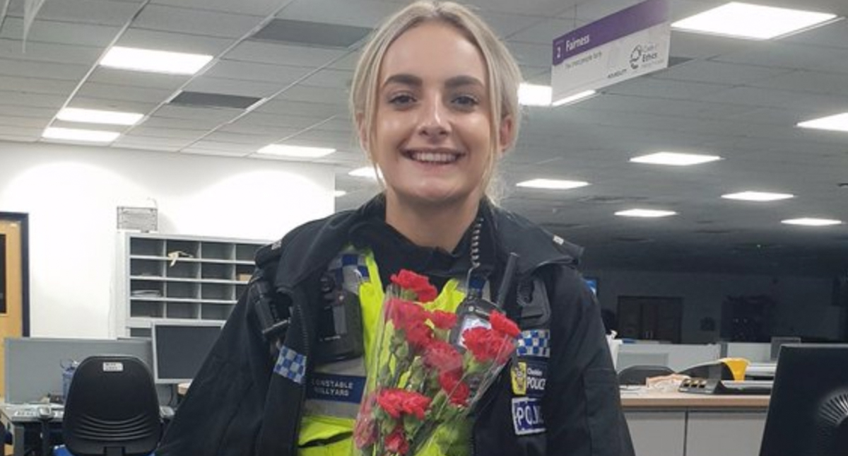 Hombre regala flores a policía que le impidió suicidarse