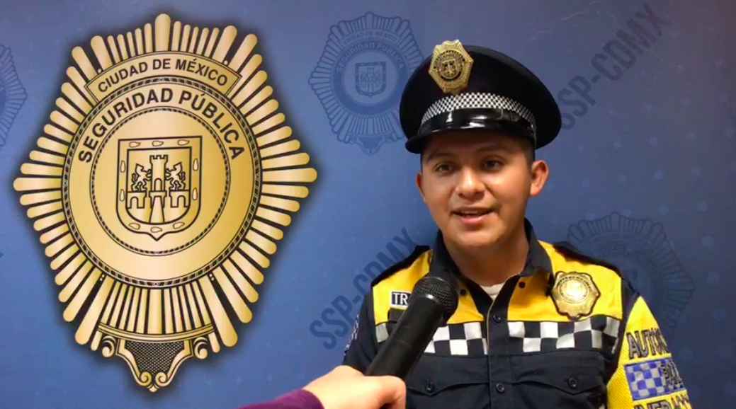 Policía capitalino devuelve cartera con dólares a su dueña - policia1