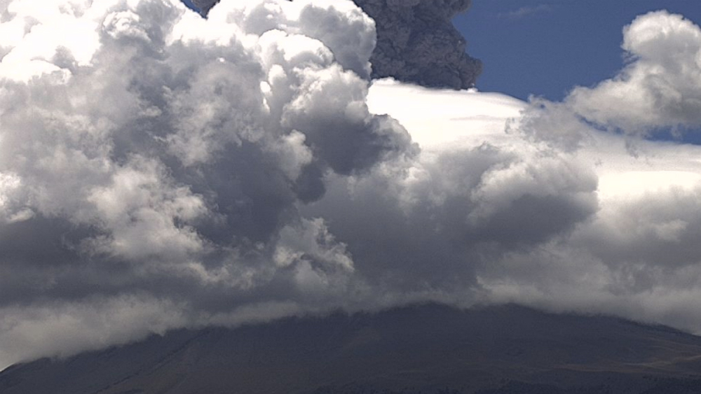Explosión en volcán Popocatépetl genera fumarola de 2.8 kilómetros
