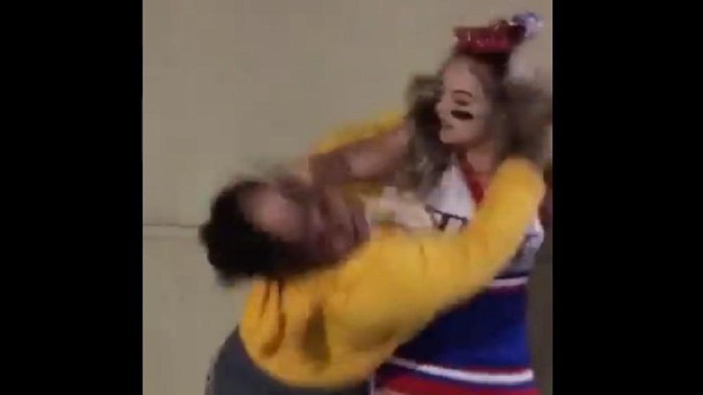 #Video Porrista da su merecido a joven que la molestaba