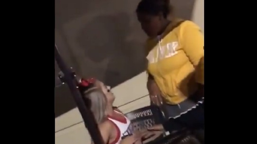 #Video Porrista da su merecido a joven que la molestaba - porrista-da-su-merecido-a-joven-que-la-molestaba