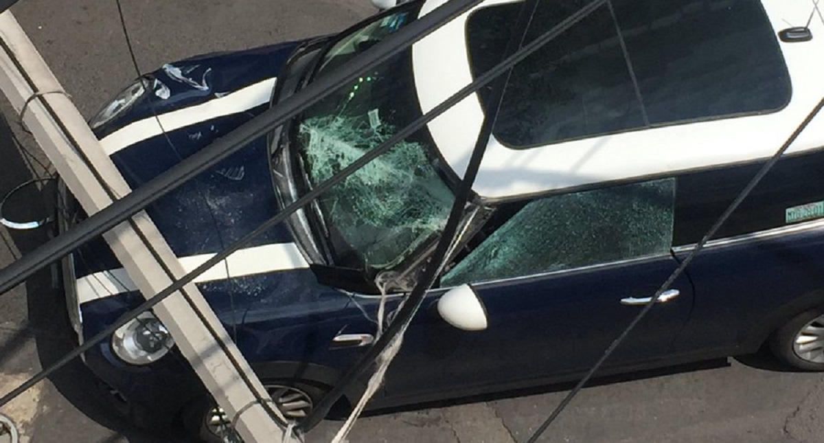 Poste aplasta Mini Cooper sobre Paseo de la Reforma