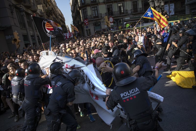 Enfrentamiento entre separatistas y policías deja 14 heridos en Barcelona - protesta-separatista-barcelona3