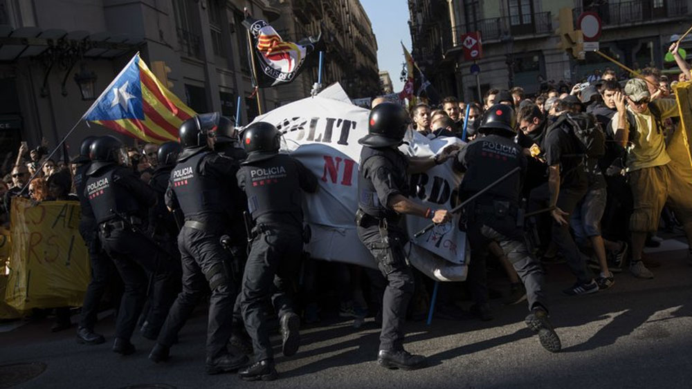 Enfrentamiento entre separatistas y policías deja 14 heridos en Barcelona