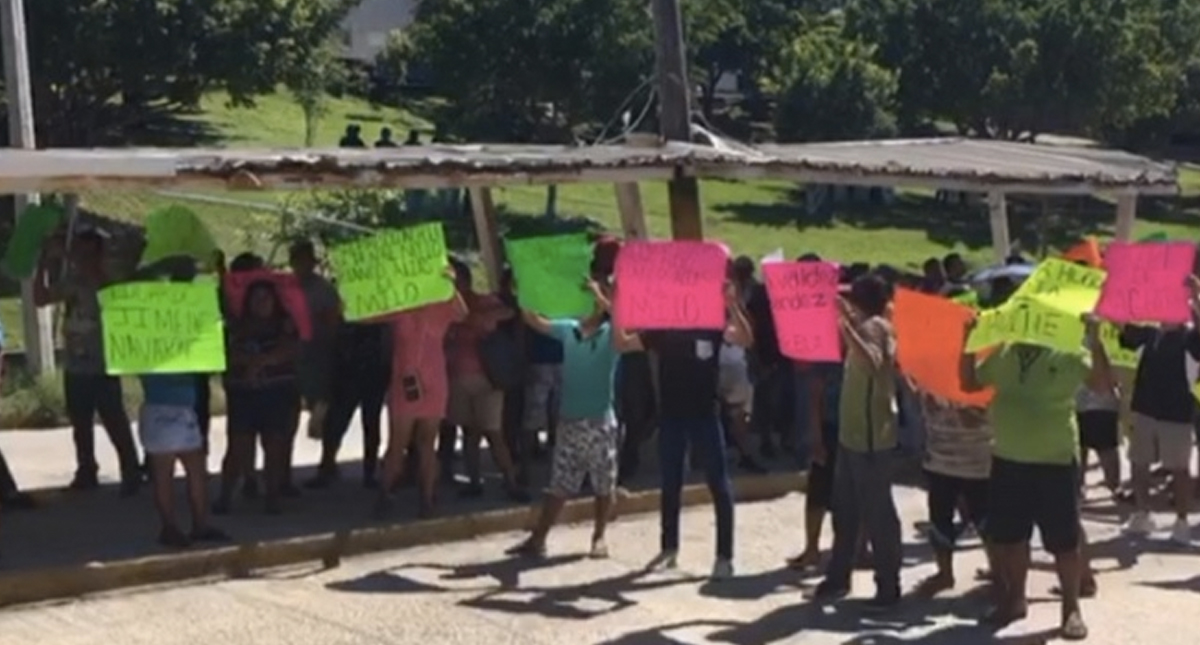 Familiares de reos protestan para pedir renuncia del director del penal de Acapulco