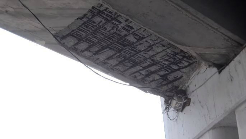 Se desprenden trozos de concreto de Puente Gonzalitos en Nuevo León