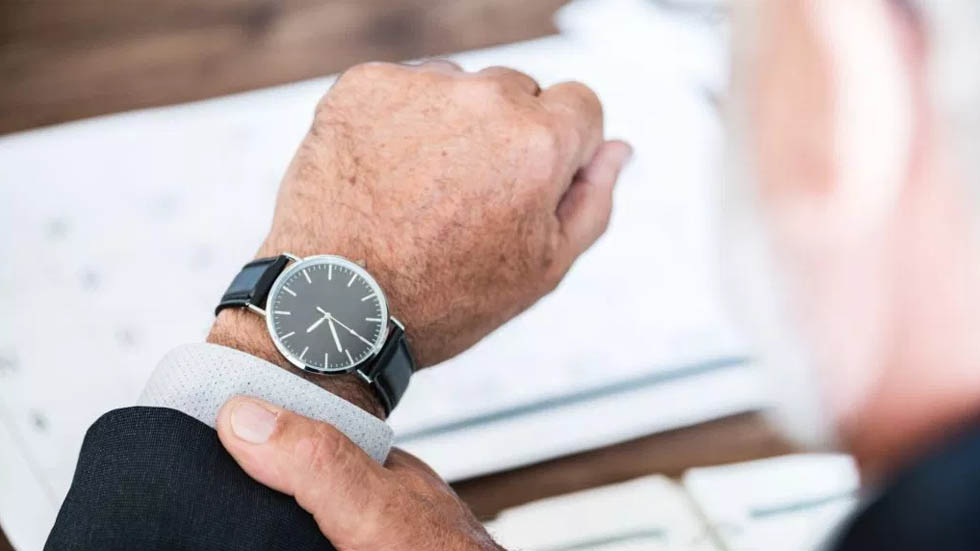 Tips para tener una entrevista de trabajo exitosa - puntualidad-trabajo-reloj