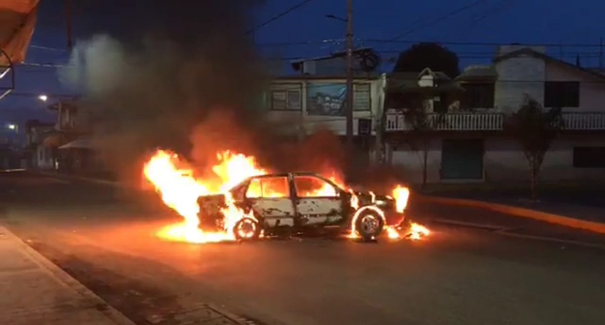 Intentan linchar a dos por robo de combi en Tlaxcala - quema-de-auto-de-ladrones-en-huactzinco