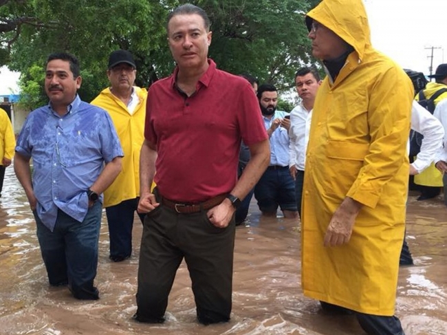 Urge gobernador de Sinaloa a liberar fondo revolvente del FONDEN - quirino-diaz-inundaciones1