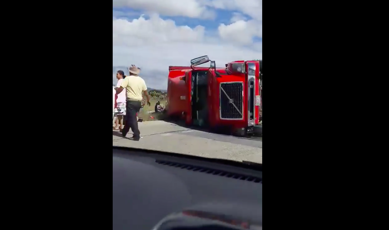 #Video Rapiña a camión de cerveza volcado