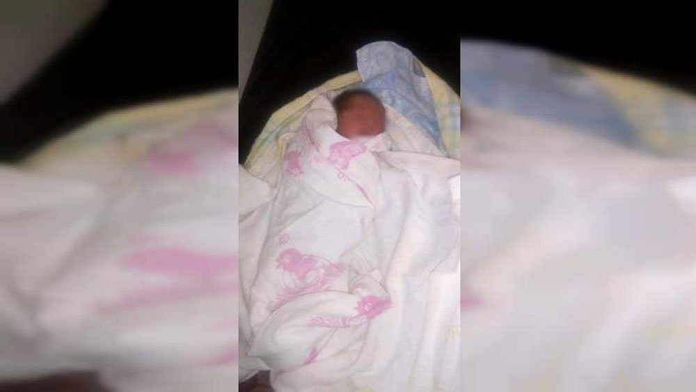 Abandonan a recién nacido afuera de templo en Michoacán