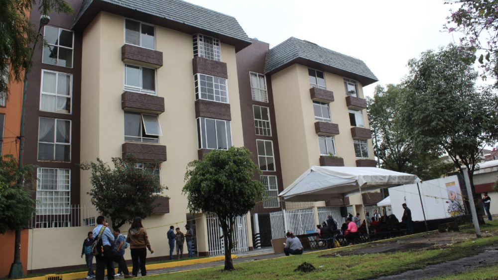 Entregan edificio reforzado a damnificados por sismo en Iztapalapa