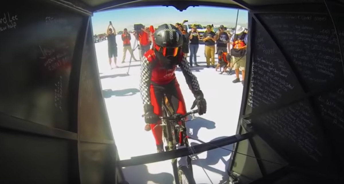 #Video Ciclista rompe récord al lograr pedalear más rápido que un avión al despegar