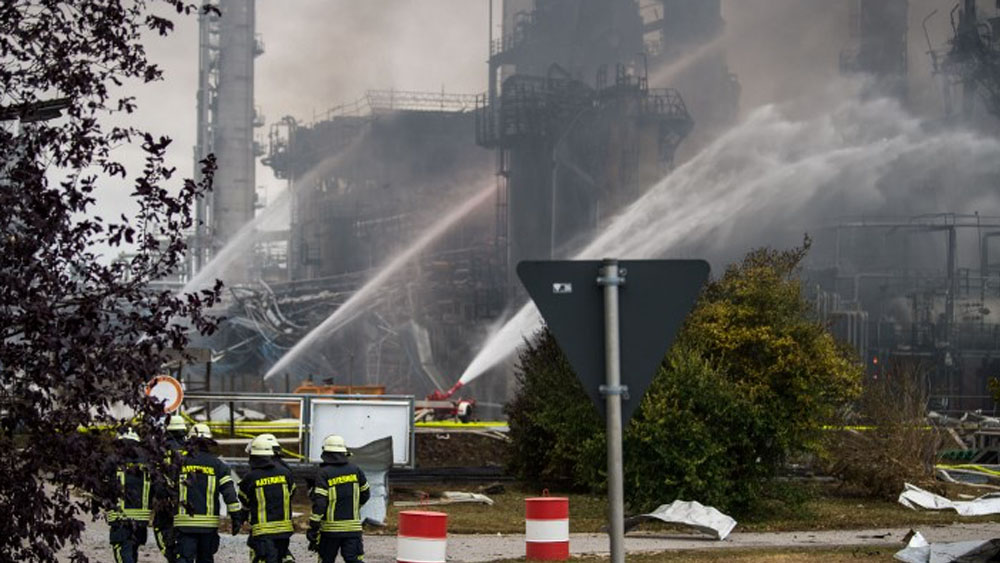 Explosión en refinería de Alemania deja al menos ocho heridos