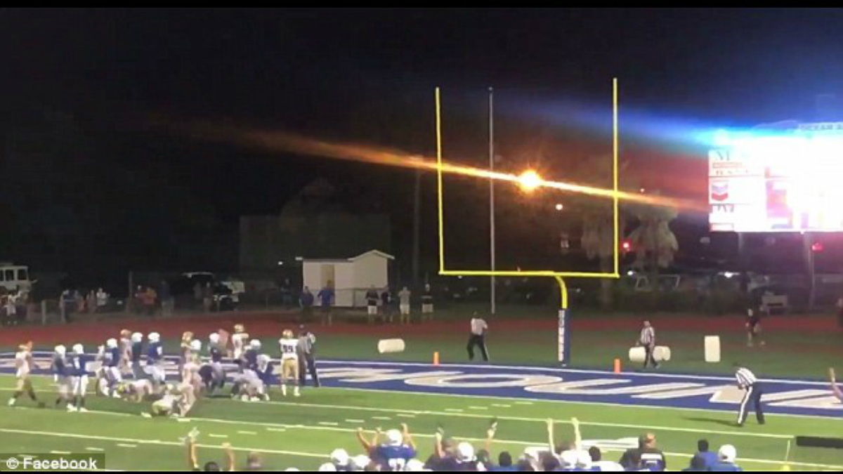 #Video Reina escolar anota punto decisivo en juego de futbol americano