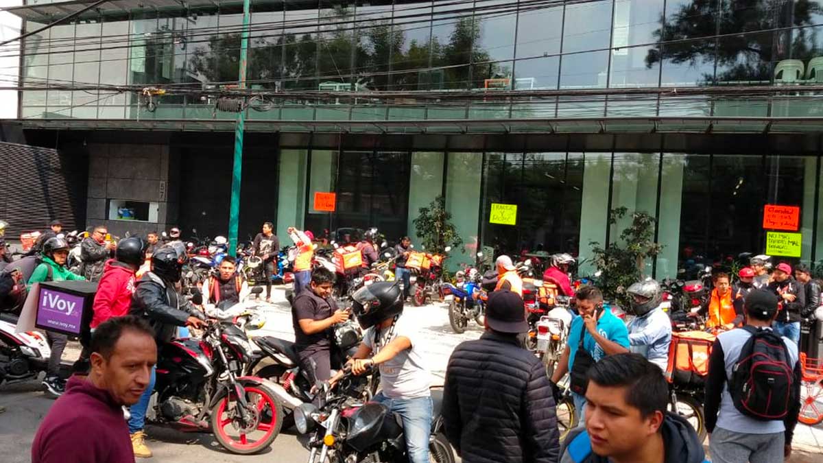 #Video Repartidores se manifiestan afuera de las oficinas de Rappi