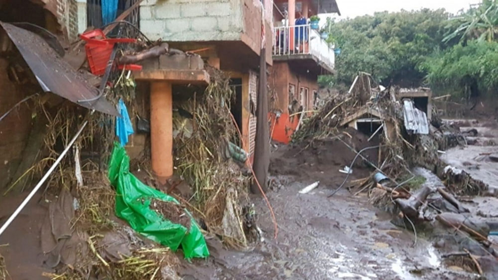 EPN instruye atender desbordamiento de río en Michoacán