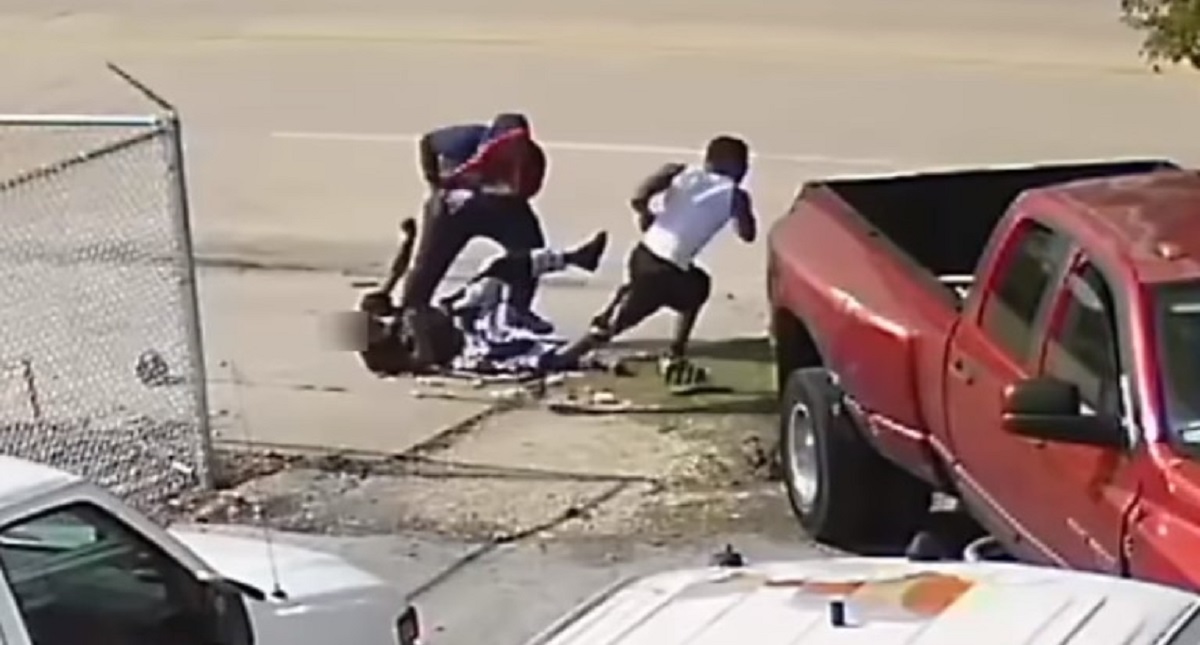 #Video Dan golpiza a cuentahabiente en estacionamiento para robarle