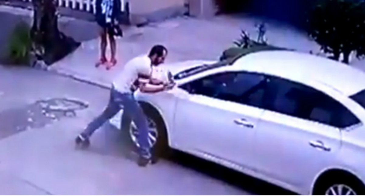 #Video Ladrones roban los espejos de un auto en 15 segundos