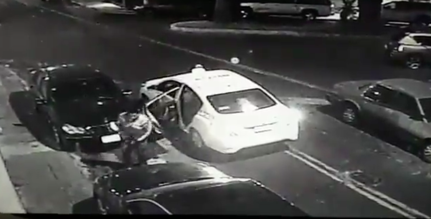 #Video Ladrones roban autopartes a bordo de taxi