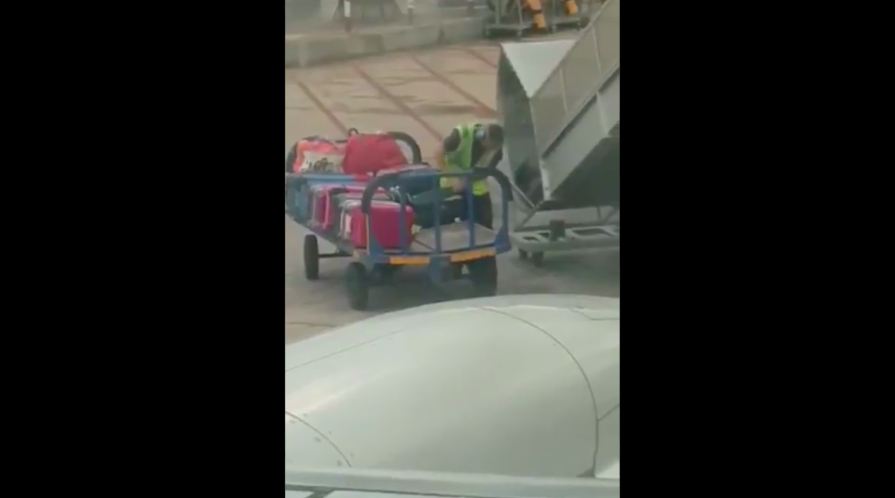 #Video Captan a encargado de equipaje robando en aeropuerto de Ibiza