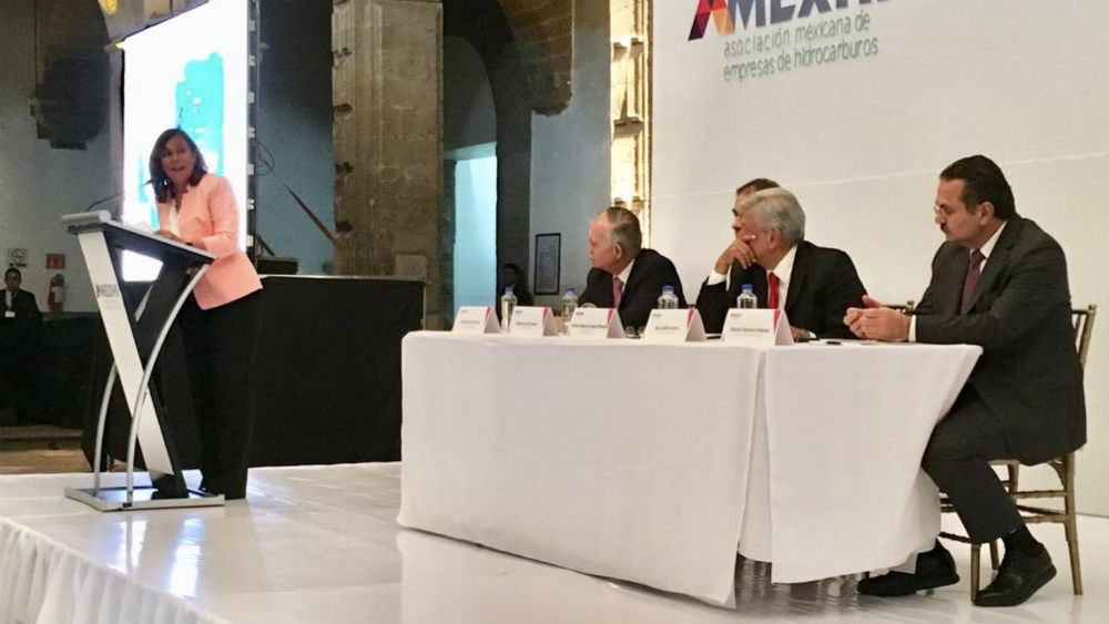 AMLO respetará contratos petroleros y pide acelerar producción