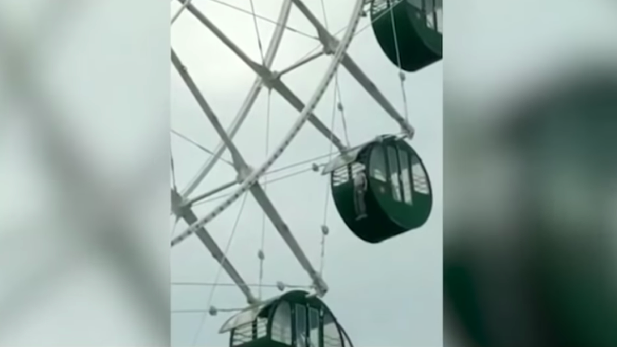 #Video Niño queda suspendido de la cabeza en rueda de la fortuna