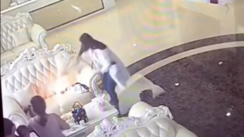 #Video Samsung explota a lado de mujer con bebé en brazos - samsung-explota-a-mujer-en-salon-de-belleza