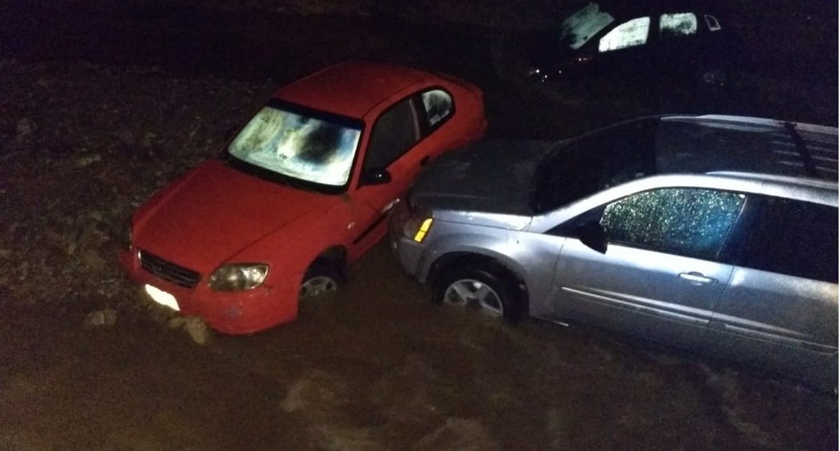 Creciente de río arrastra más de 50 vehículos en SLP - san-luis-potosi-corriente-agua-autos-2