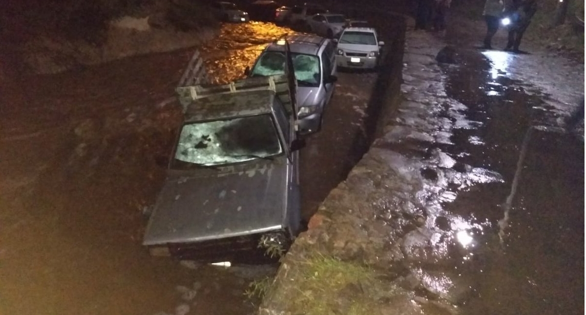 Creciente de río arrastra más de 50 vehículos en SLP - san-luis-potosi-corriente-agua-autos-3