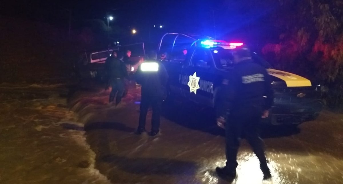 Creciente de río arrastra más de 50 vehículos en SLP