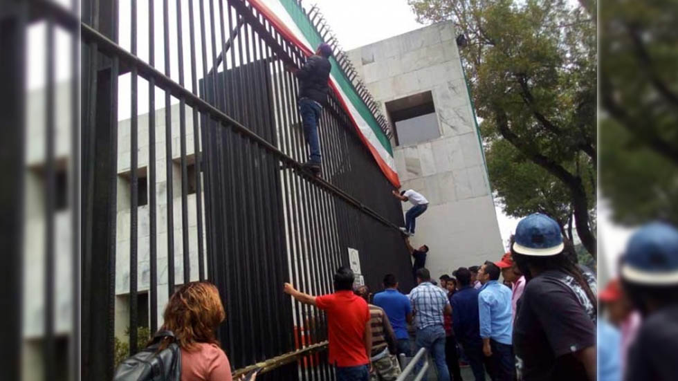 Evacuan a trabajadores del SAT en Av. Hidalgo por manifestantes